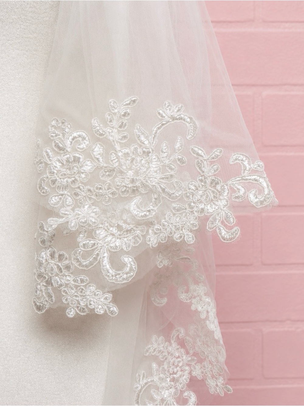 Elegant Ivory Lace Wedding Veil - Picture 8 of 8